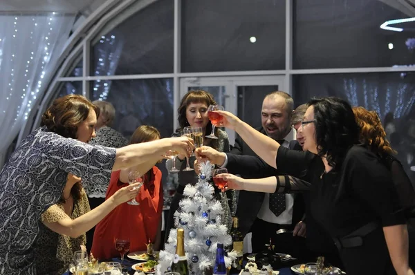 Tyumen Rússia Dezembro 2018 Banquete Ano Novo Pessoas Com Copos — Fotografia de Stock