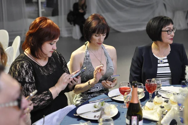 Tyumen Rússia Dezembro 2018 Banquete Ano Novo Mulheres Com Smartphones — Fotografia de Stock