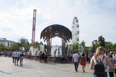 Tyumen, Rusya, 28 Temmuz 2018: Tsvetnoy Bulvarı'ndaki bir kemer. Tsvetnoy Bulvarı'ndaki Çeşme Tyumen merkezinde, insanlar yürümek.