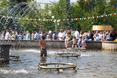 Tyumen, Rusya, 28 Temmuz 2018: insanlar yürümek Tsvetnoy Bulvarı'ndaki Çeşme Tyumen merkezinde,.