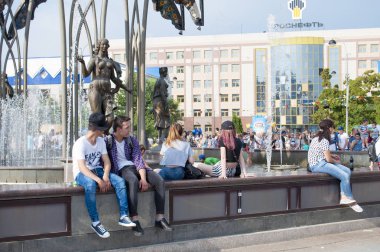 Tyumen, Rusya, 28 Temmuz 2018: insanlar yürümek Tsvetnoy Bulvarı'ndaki Çeşme Tyumen merkezinde,.