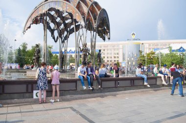 Tyumen, Rusya, 28 Temmuz 2018: insanlar yürümek Tsvetnoy Bulvarı'ndaki Çeşme Tyumen merkezinde,.