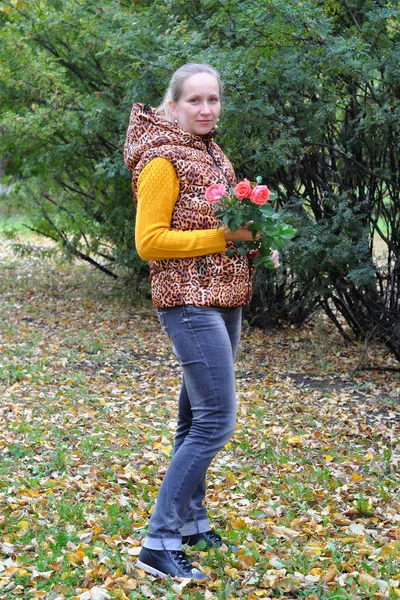 Portrait Belle Femme Russe Avec Des Fleurs Dans Parc — Photo