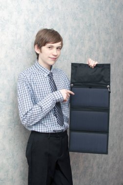 Genç Rus adam güneş paneli elinde tutan