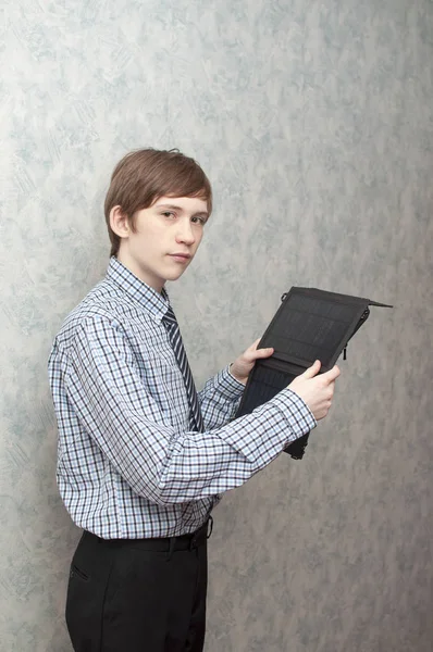 Jonge Russische Man Houdt Het Zonne Paneel Hand — Stockfoto