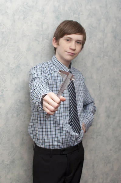 Der Junge Russe Hält Einen Sattel Der Hand Konzentriert Sich — Stockfoto
