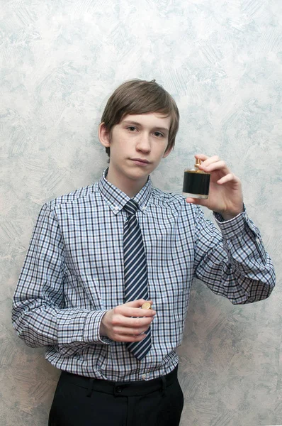 Der Junge Russe Hält Eine Flasche Parfümwasser Für Männer Der — Stockfoto