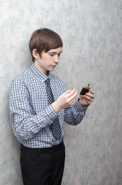 Jovem Russo Segura Uma Garrafa Água Perfumaria Masculina Mão — Fotografia de Stock