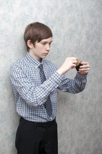 Jovem Russo Segura Uma Garrafa Água Perfumaria Masculina Mão — Fotografia de Stock