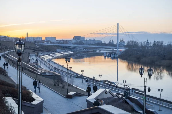 Tyumen, Oroszország, április 19, 2019: a töltésen Tyumen a t — Stock Fotó