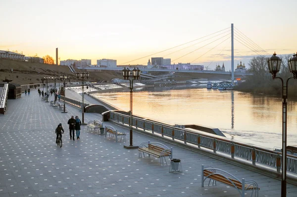 Tyumen, Rusia, 19 de abril de 2019: El terraplén en Tyumen por la noche — Foto de Stock