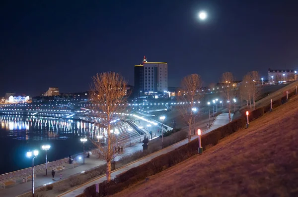 Tyumen, Rusia, 19 de abril de 2019: La luna sobre el terraplén — Foto de Stock