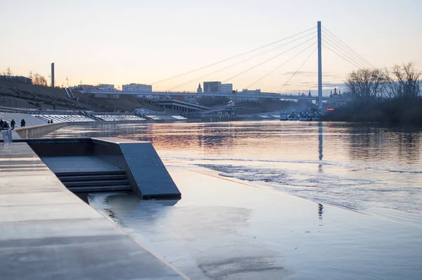 Тюмень, Россия, 19 апреля 2019 года: Высокая родниковая вода на ЭМ Лицензионные Стоковые Фото