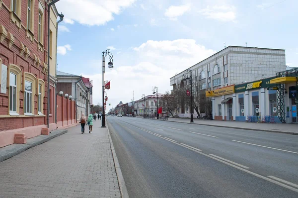 Tyumen, Rússia, 1 de maio de 2019: uma das ruas centrais da cidade , — Fotografia de Stock