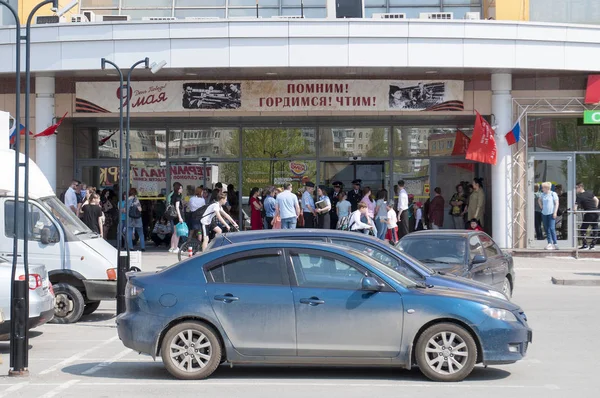 Tjumen, Russland, am 8. Mai 2019: Evakuierung von Menschen aus Einkaufszentren — Stockfoto