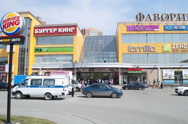 Tyumen, Rusia, 8 de mayo de 2019: Evacuación de personas de shoppi — Foto de Stock