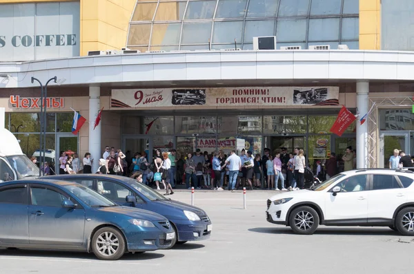 Tjumen, Russland, am 8. Mai 2019: Evakuierung von Menschen aus Einkaufszentren — Stockfoto