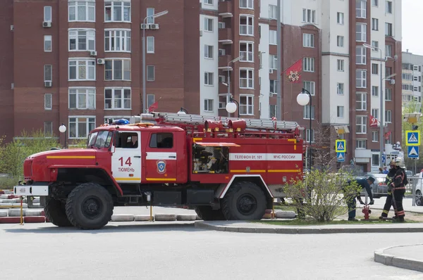 Tjumen, Russland, am 8. Mai 2019: Feuerwehrauto. eine Wasseraufnahme aus — Stockfoto