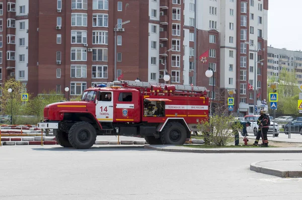 Tjumen, Russland, am 8. Mai 2019: Feuerwehrauto. eine Wasseraufnahme aus — Stockfoto