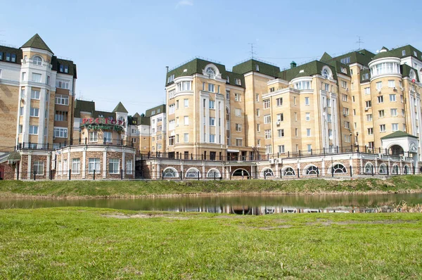 Tyumen, Rússia, em 8 de maio de 2019: Complexo habitacional Lake arcades . — Fotografia de Stock