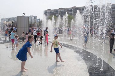 Tyumen, Rusya, 9 Mayıs 2019: Çocuklar oyun ve fo eğlenin