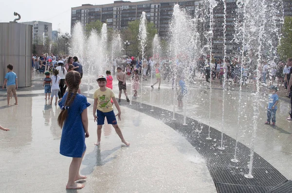 Tyumen, Russie, le mai 9, 2019 : Les enfants jouent et s'amusent à fo — Photo