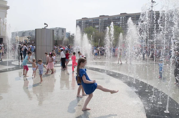 Tyumen, Russie, le mai 9, 2019 : Les enfants jouent et s'amusent à fo — Photo