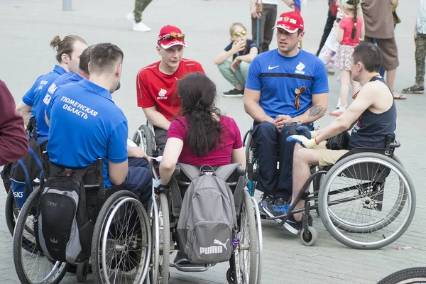 チュメン、ロシア、2019年5月9日:障害者車椅子のインヴァル — ストック写真
