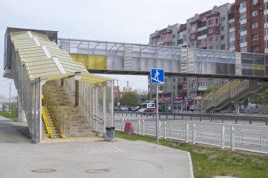 Tyumen, Rusya, 9 Mayıs 2019: Yayalar otoyoldan yaz saatine geçişi yükseltti