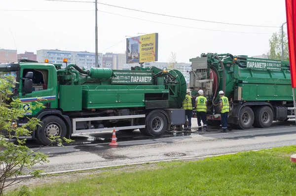 Tyumen, Rusya, 9 Mayıs 2019: Kanalizasyon şebekelerinin onarımı ve temizliği için özel araçlar — Stok fotoğraf