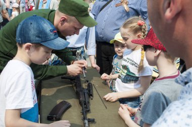 Tyumen, Rusya, 9 Mayıs 2019: Rus halkı 9 Mayıs Zafer tatilinde ateşli silah türleri ile ilgileniyor