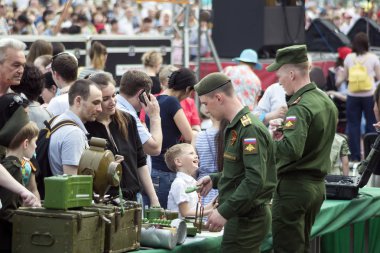 Tyumen, Rusya, 9 Mayıs 2019: Rus halkı 9 Mayıs Zafer tatilinde ateşli silah türleri ile ilgileniyor