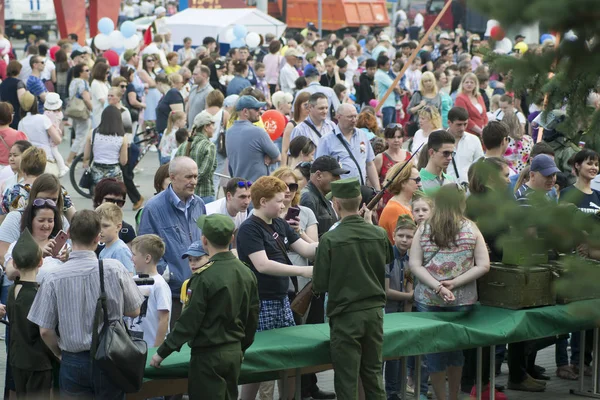 Tjumen, Russland, am 9. Mai 2019: Das russische Volk interessiert sich am Siegesfeiertag am 9. Mai für Arten von Schusswaffen — Stockfoto