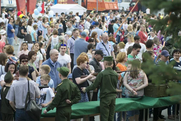 Тюмень, Россия, 9 мая 2019 года: Российский народ заинтересован в видах огнестрельного оружия в День Победы 9 мая — стоковое фото