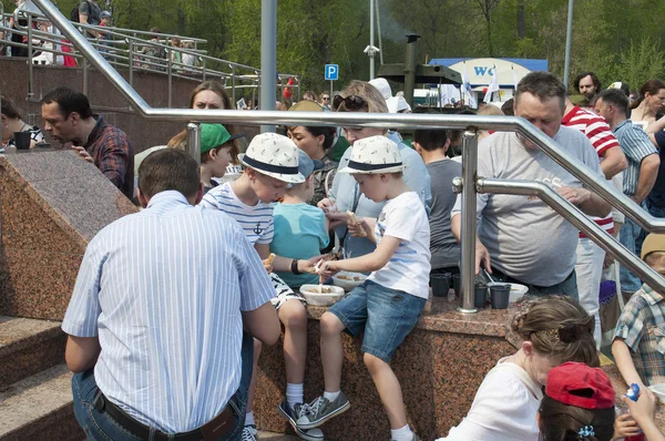 Tyumen, Rússia, em 9 de maio de 2019: A cozinha de campo na praça . — Fotografia de Stock