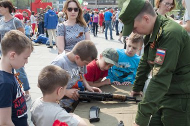 Tyumen, Rusya, 9 Mayıs 2019: Rus çocuklar interes vardır