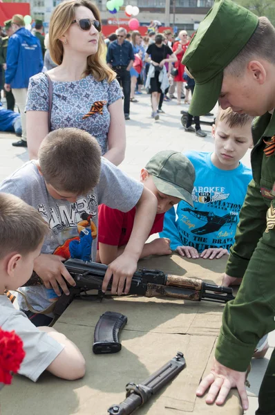 Tyumen, Rusia, 9 de mayo de 2019: Los niños rusos son interes —  Fotos de Stock