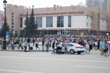Tyumen, Rusya, 9 Mayıs 2019: İnsanlar meydanda yürüyor