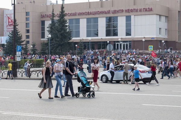 Tjoemen, Rusland, op 9 mei 2019: de familie met kinderen wandelingen o — Stockfoto