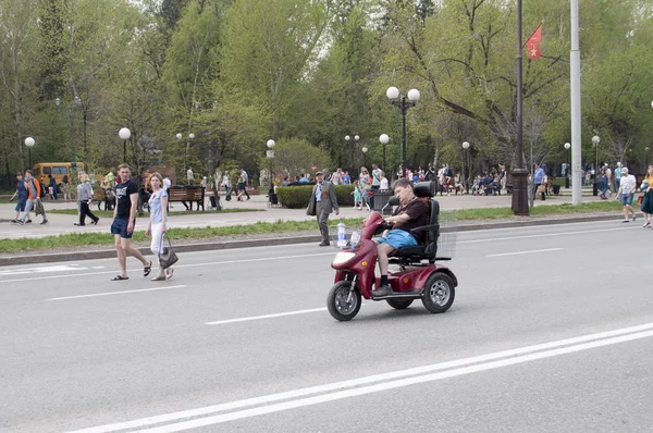 Tyumen (Russie), le 9 mai 2019 : La personne handicapée passe — Photo