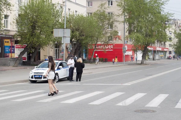 Tjumen, Russland, am 9. Mai 2019: Mädchen in kurzen Röcken überqueren die — Stockfoto