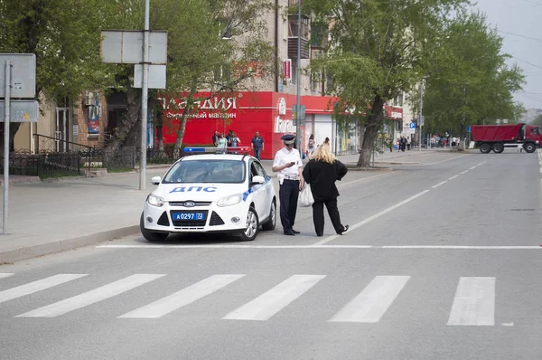 Тюмень, Россия, 9 мая 2019 года: Сотрудник милиции проверяет документы — стоковое фото