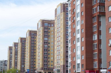 Tyumen, Rusya, on Mayıs 8, 2019: Yerleşim tuğla yüksek evler stan