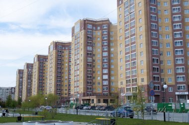 Tyumen, Rusya, on Mayıs 8, 2019: Yerleşim tuğla yüksek evler stan