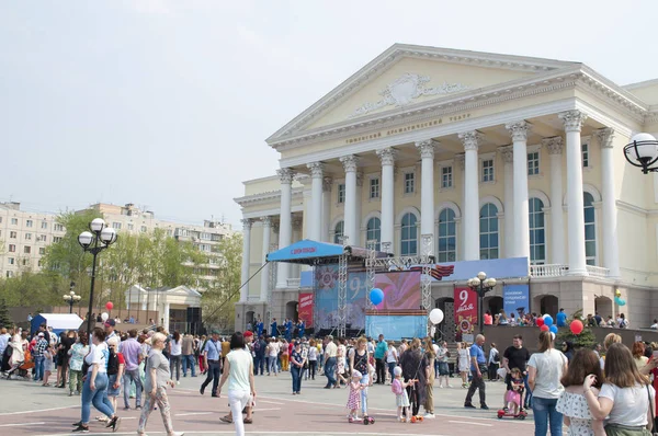 Tyumen, Russia, il 9 maggio 2019: la gente cammina vicino al fiume Tyumen — Foto Stock