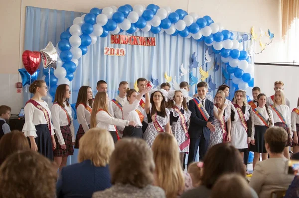 Тюмень, Россия, 20 мая 2019 года: выпускники средней школы — стоковое фото
