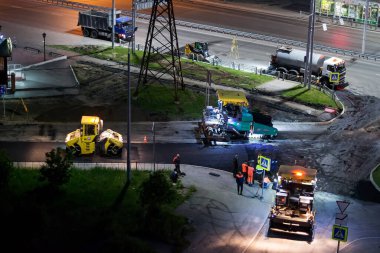 Tyumen, Rusya, 30 Mayıs 2020: Geceleri asfalt döşeme.