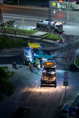 Tyumen, Rusya, 30 Mayıs 2020: Geceleri asfalt döşeme.