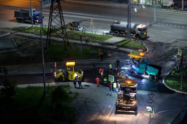 Tyumen, Rusya, 30 Mayıs 2020: Geceleri asfalt döşeme.