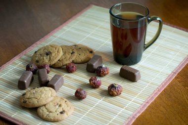 Bambu peçetesiyle çay içerken hayat devam ediyor.